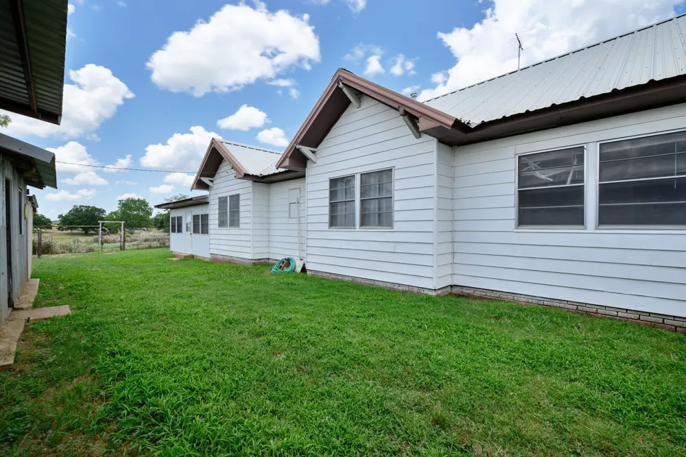 8 SW Poteet Road Bryson, TX 76427