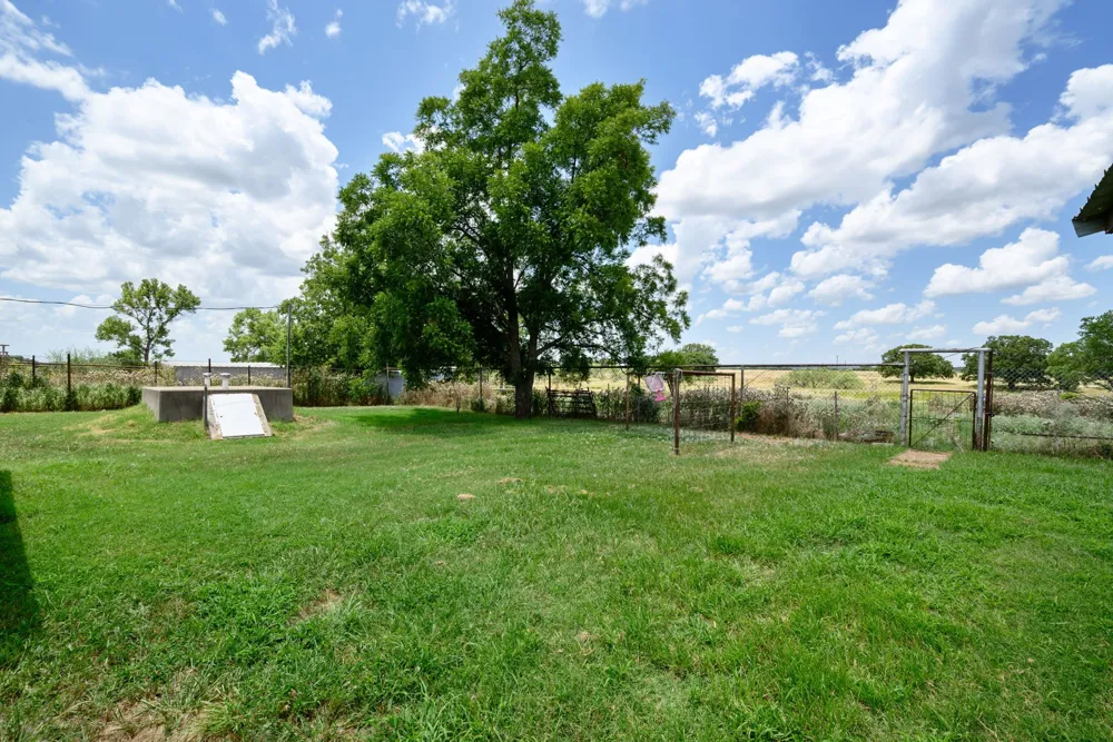 8 SW Poteet Road Bryson, TX 76427