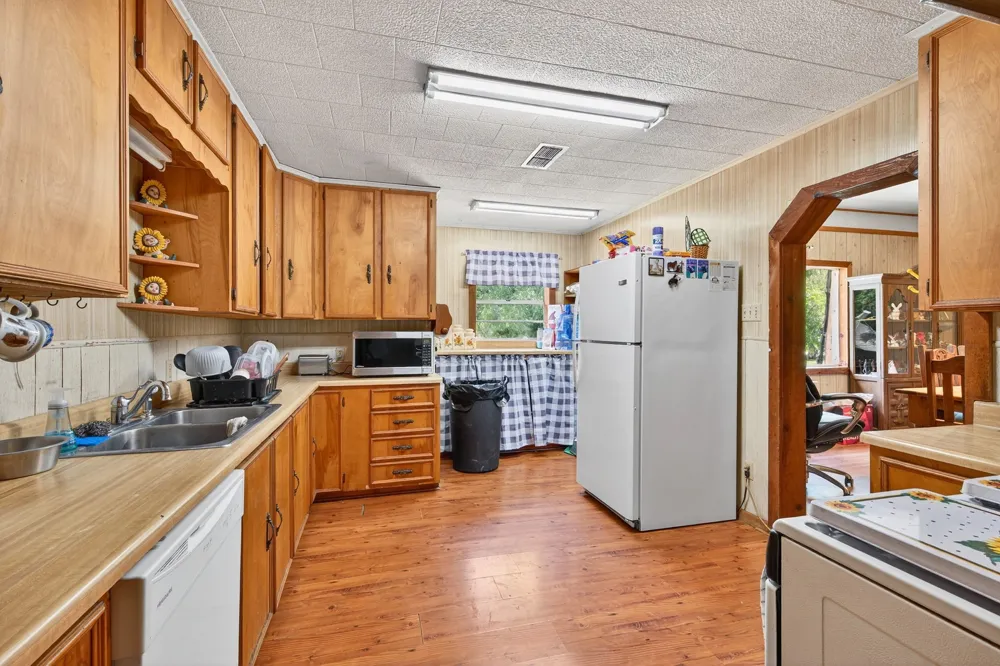 8 SW Poteet Road Bryson, TX 76427