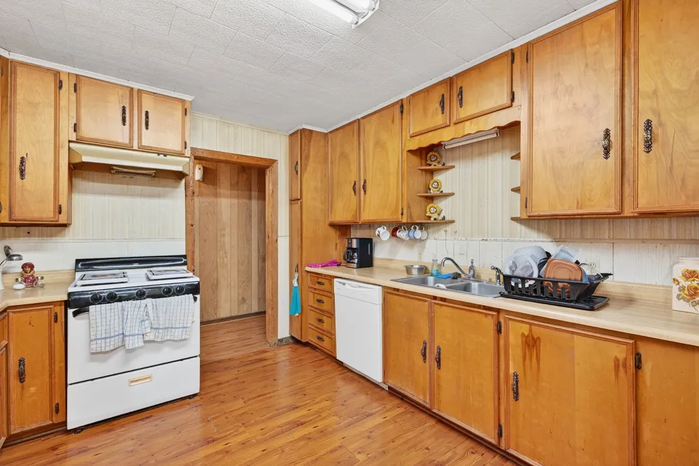 8 SW Poteet Road Bryson, TX 76427