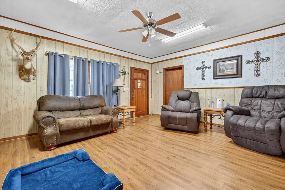 8 SW Poteet Road Bryson, TX 76427