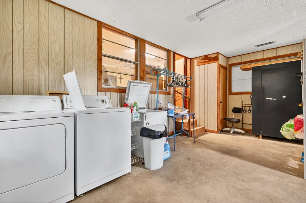 8 SW Poteet Road Bryson, TX 76427