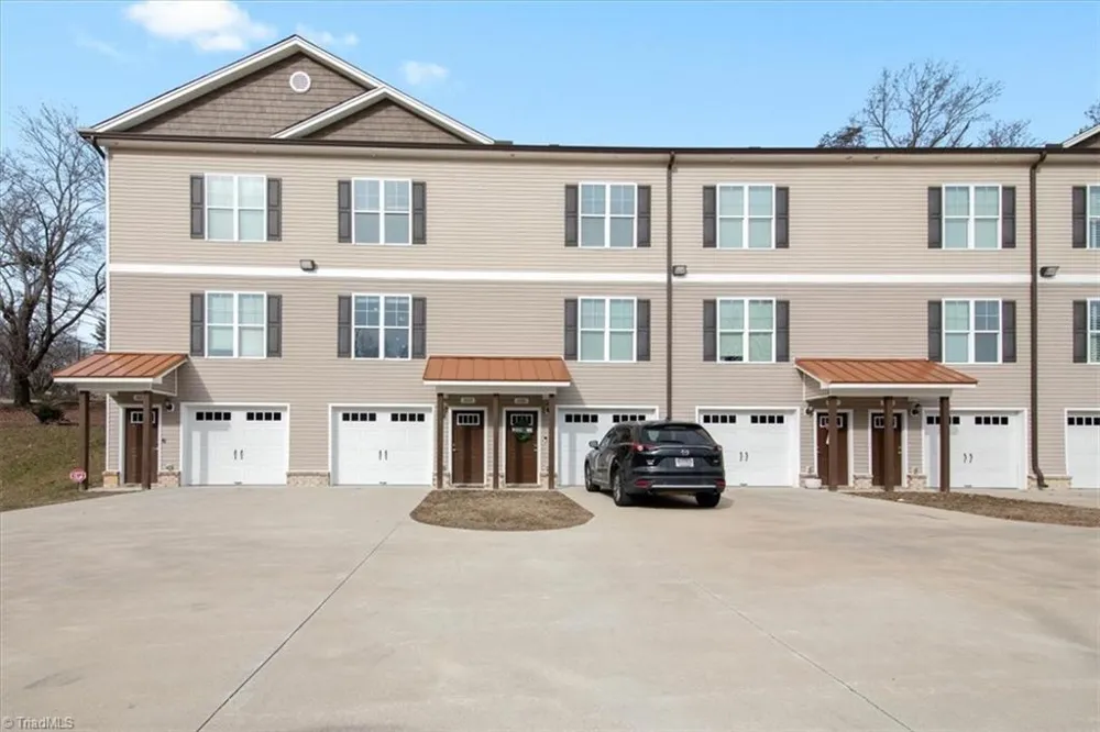 605, 607 Riverside Drive Mount Airy, NC 27030
