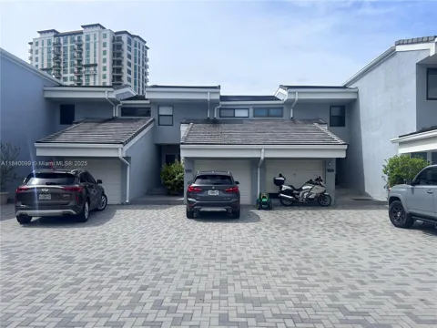 324 Poinciana Dr