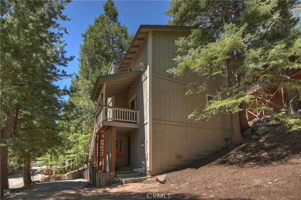 305 Cedarbrook Drive Twin Peaks, CA 92391