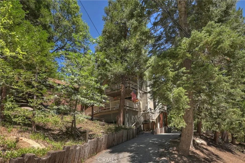 305 Cedarbrook Drive Twin Peaks, CA 92391