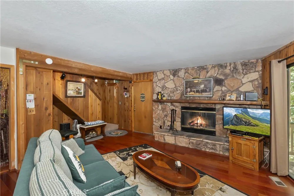 305 Cedarbrook Drive Twin Peaks, CA 92391