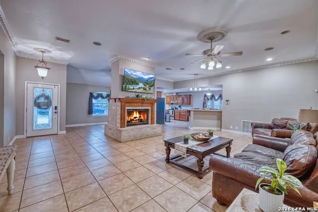 633 Sunrise Ave Uvalde, TX 78801