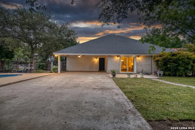 633 Sunrise Ave Uvalde, TX 78801
