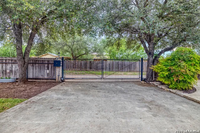 633 Sunrise Ave Uvalde, TX 78801