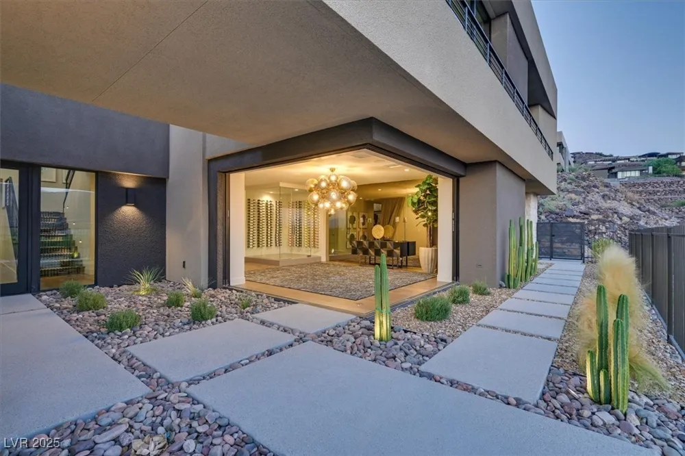 807 Magnum Cliff Court Henderson, NV 89012