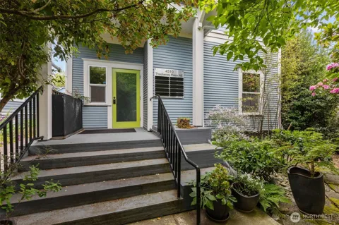 4510 Thackeray NE