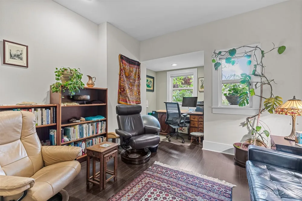 4510 Thackeray NE Seattle, WA 98105