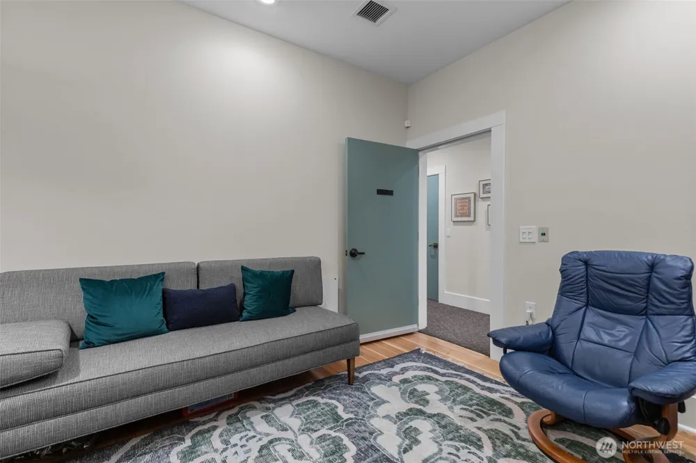4510 Thackeray NE Seattle, WA 98105