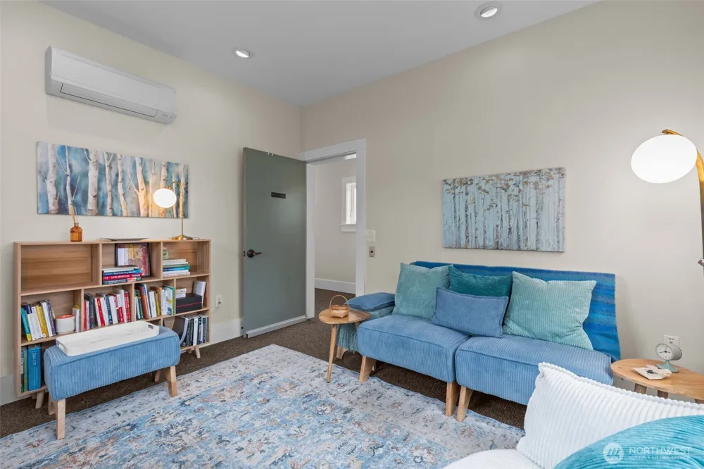 4510 Thackeray NE Seattle, WA 98105