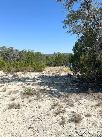 137 MIDDLE ROAD Leakey, TX 78873
