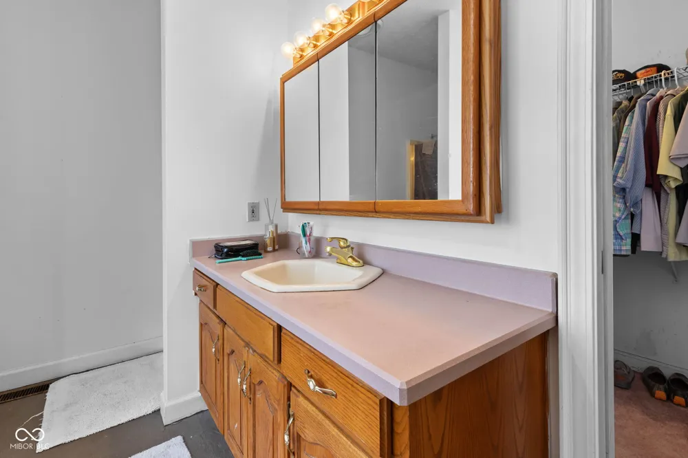 5479 S 200 E Anderson, IN 46017