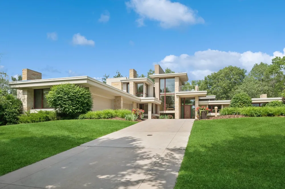 685 Hidden Creek Trail Mendota Heights, MN 55118