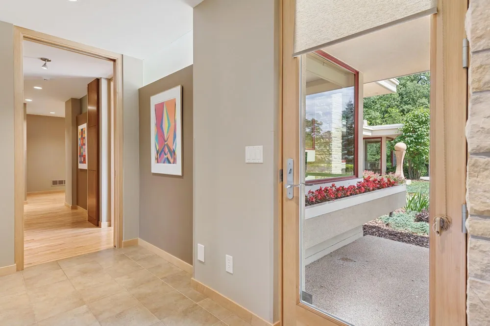 685 Hidden Creek Trail Mendota Heights, MN 55118