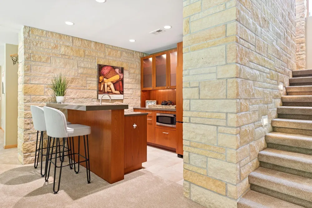 685 Hidden Creek Trail Mendota Heights, MN 55118