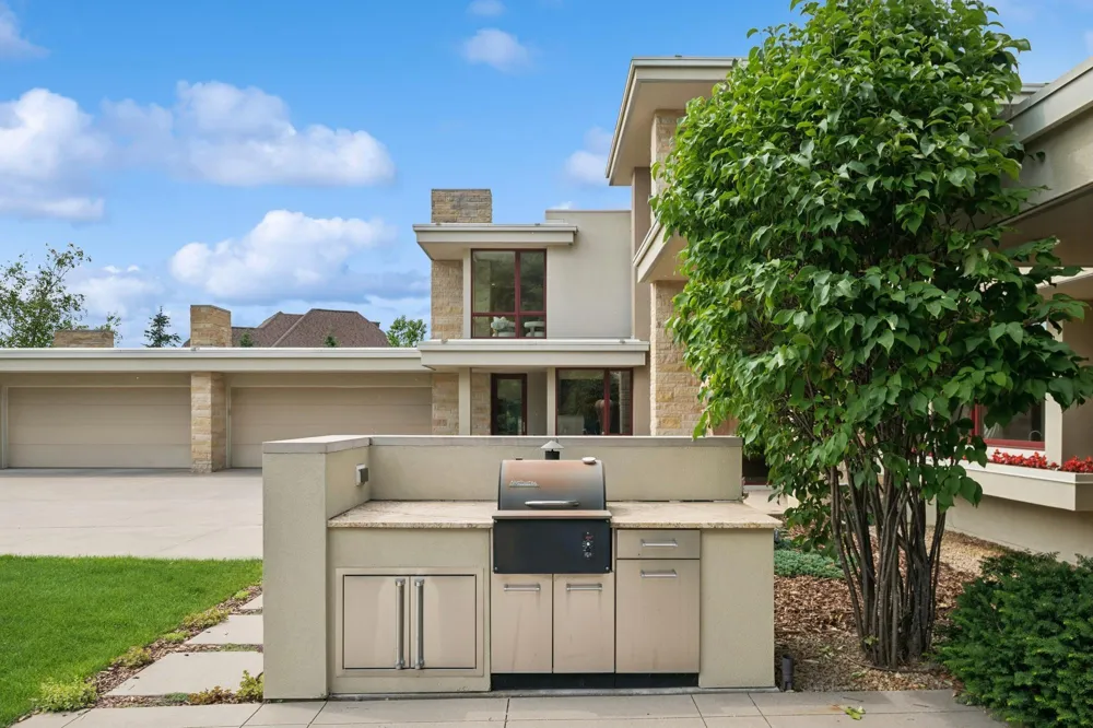 685 Hidden Creek Trail Mendota Heights, MN 55118