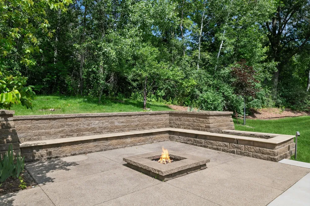 685 Hidden Creek Trail Mendota Heights, MN 55118