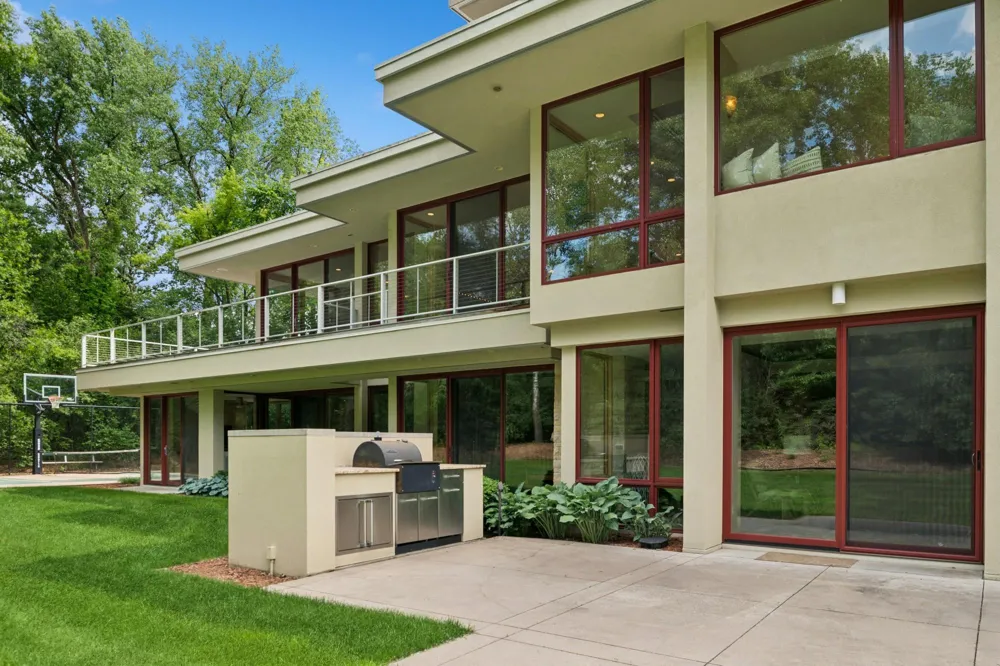 685 Hidden Creek Trail Mendota Heights, MN 55118