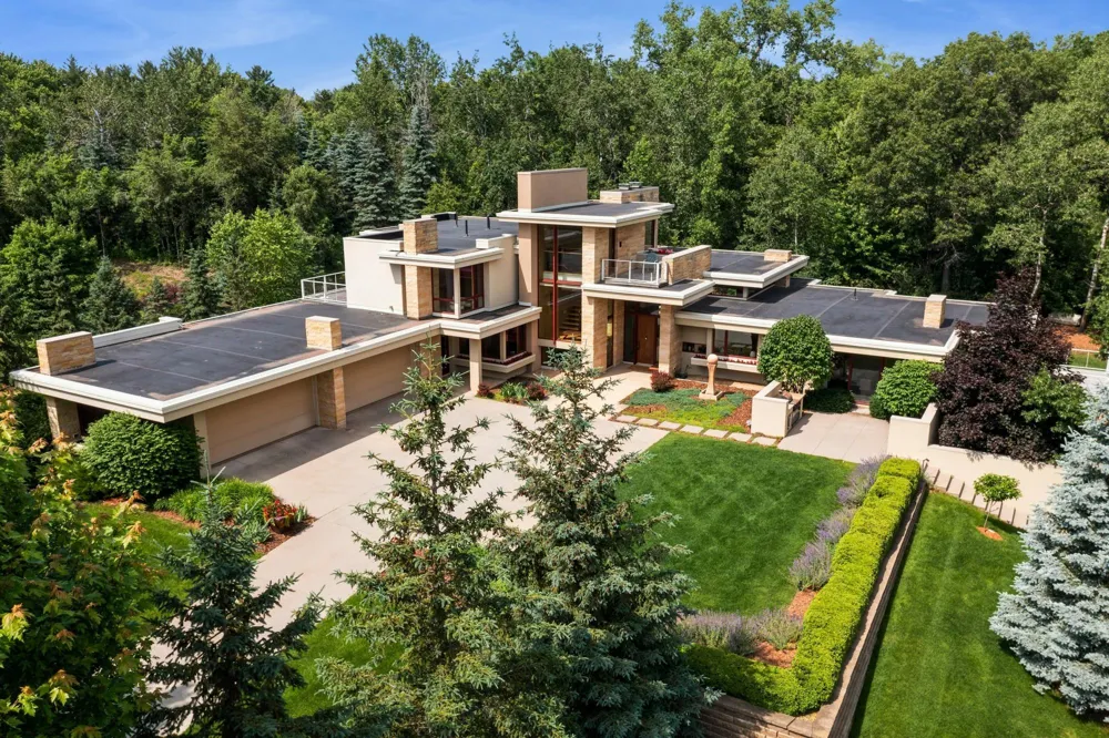 685 Hidden Creek Trail Mendota Heights, MN 55118