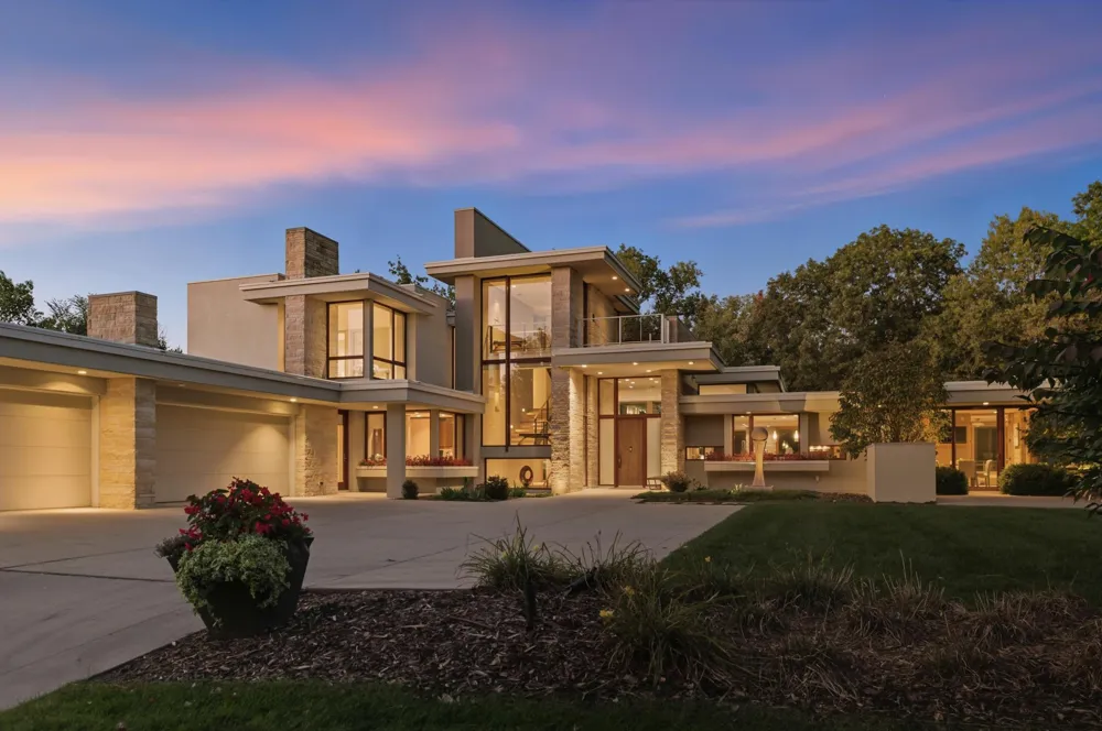 685 Hidden Creek Trail Mendota Heights, MN 55118