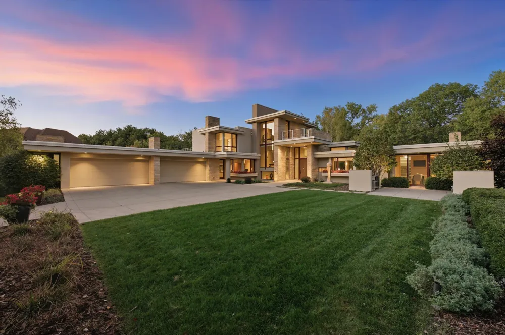 685 Hidden Creek Trail Mendota Heights, MN 55118