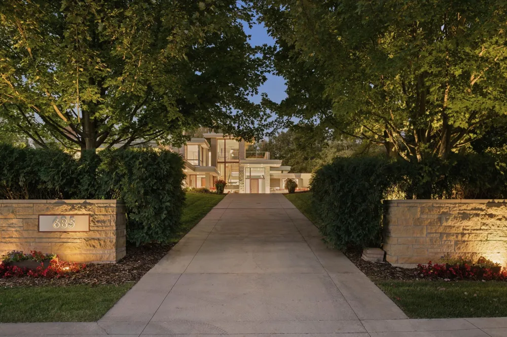 685 Hidden Creek Trail Mendota Heights, MN 55118