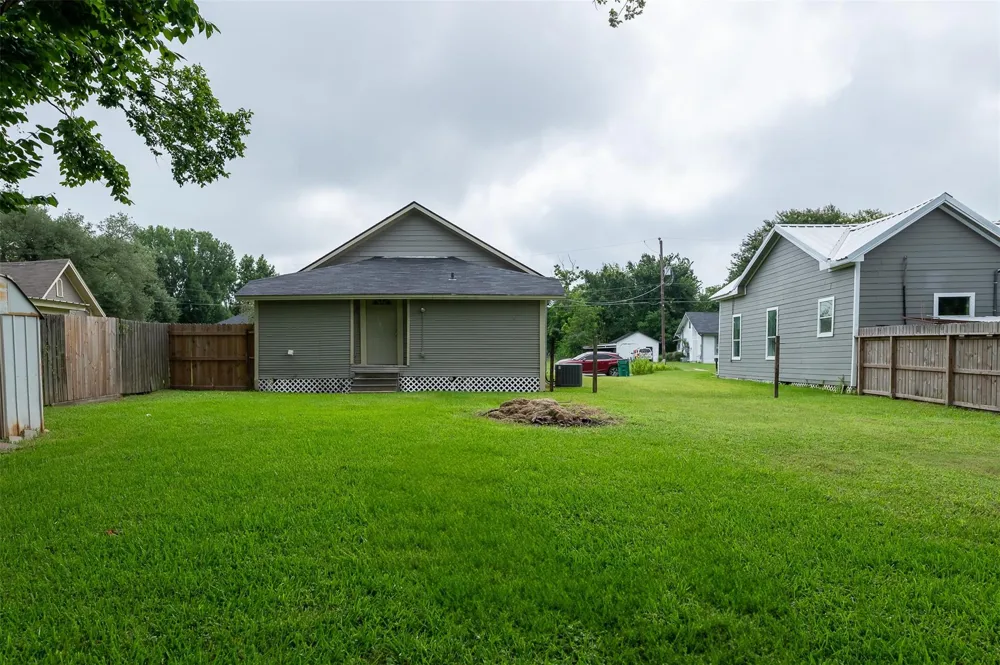 203 Texas Street Madisonville, TX 77864