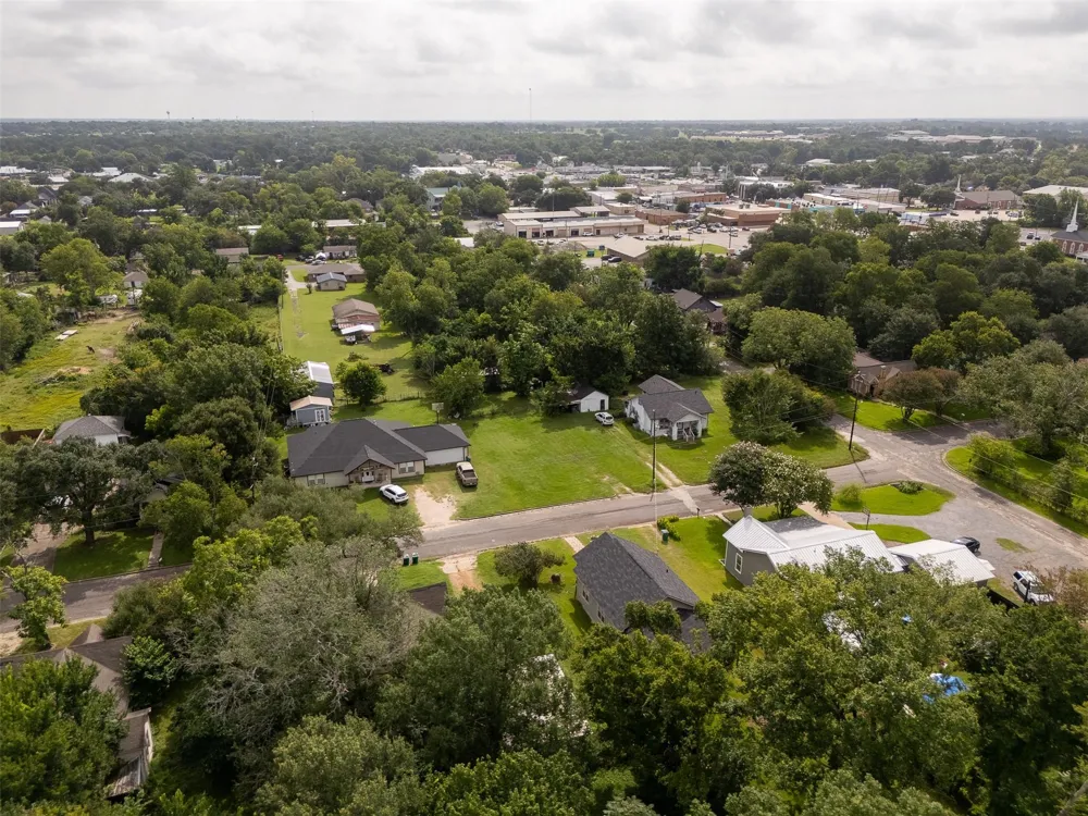 203 Texas Street Madisonville, TX 77864