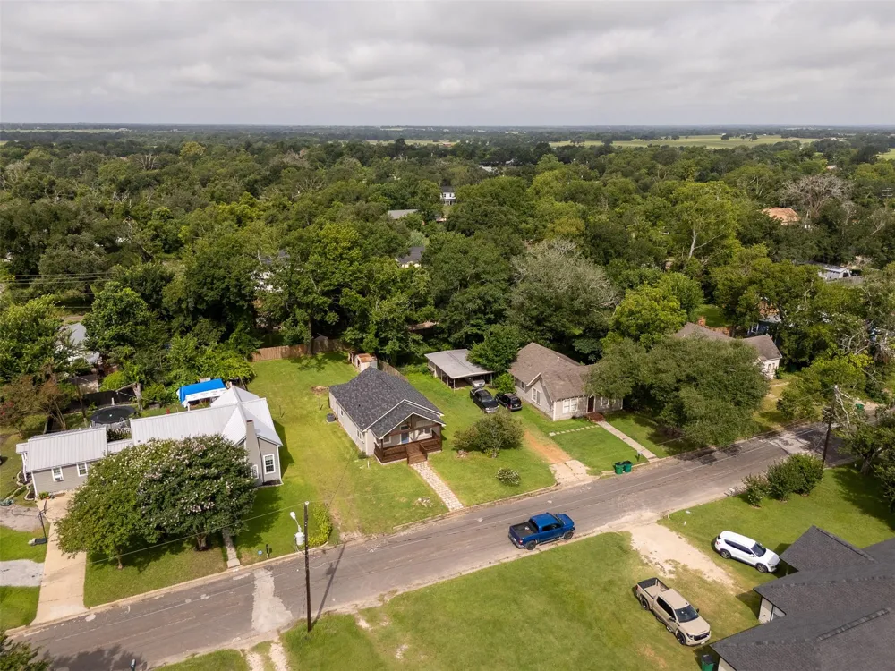 203 Texas Street Madisonville, TX 77864