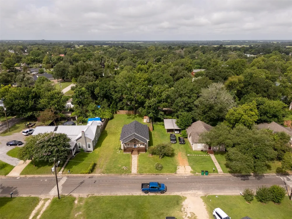 203 Texas Street Madisonville, TX 77864