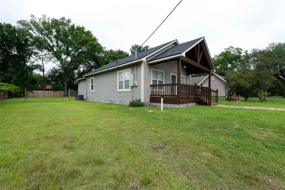 203 Texas Street Madisonville, TX 77864