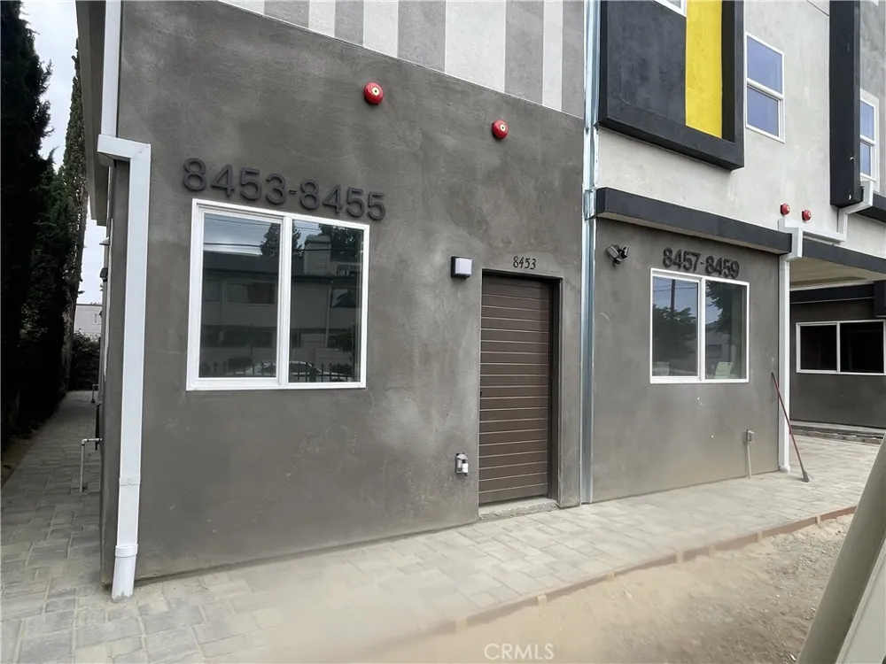 8457 Langdon North Hills, CA 91343