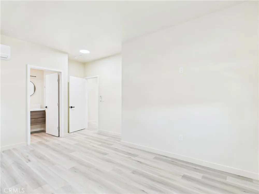 8457 Langdon North Hills, CA 91343