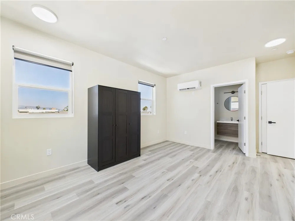 8457 Langdon North Hills, CA 91343