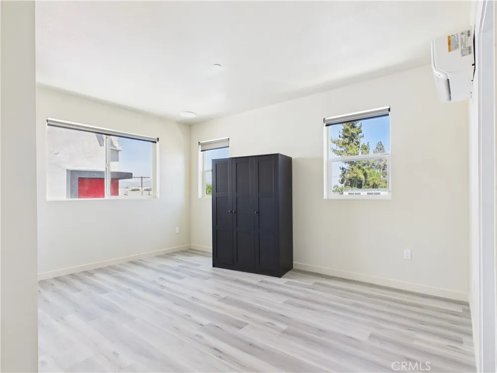 8457 Langdon North Hills, CA 91343