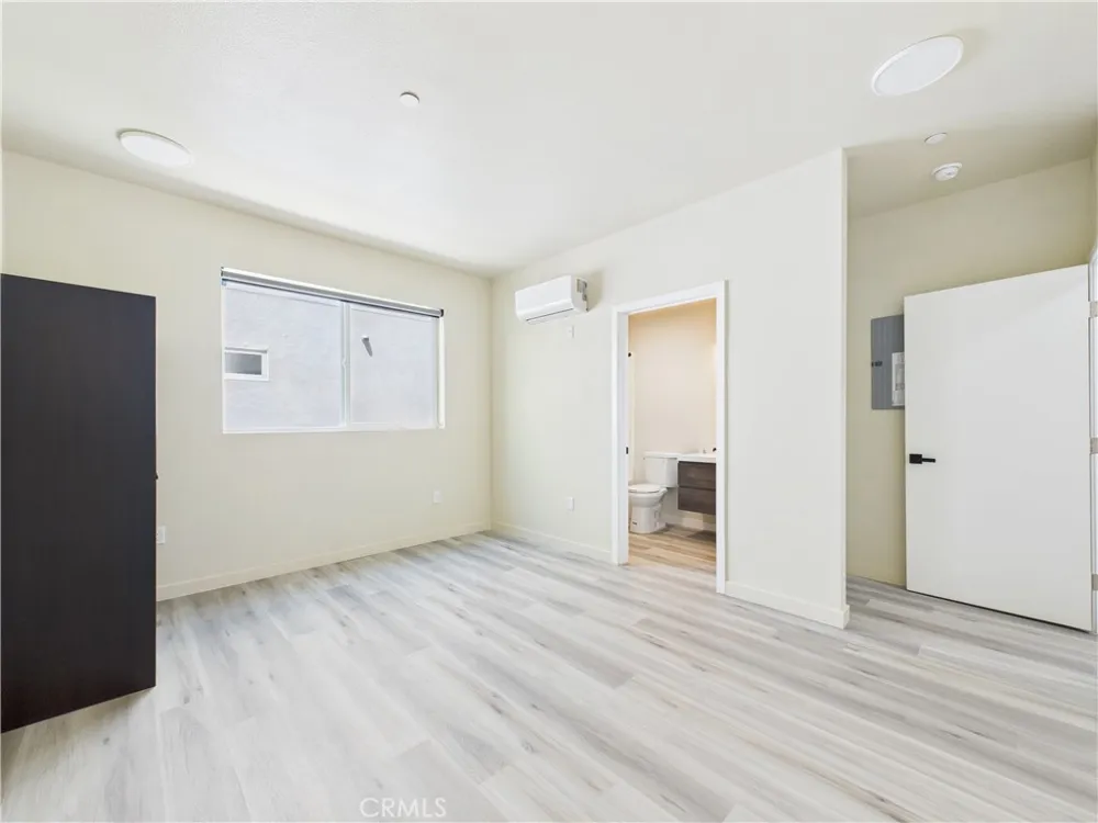 8457 Langdon North Hills, CA 91343