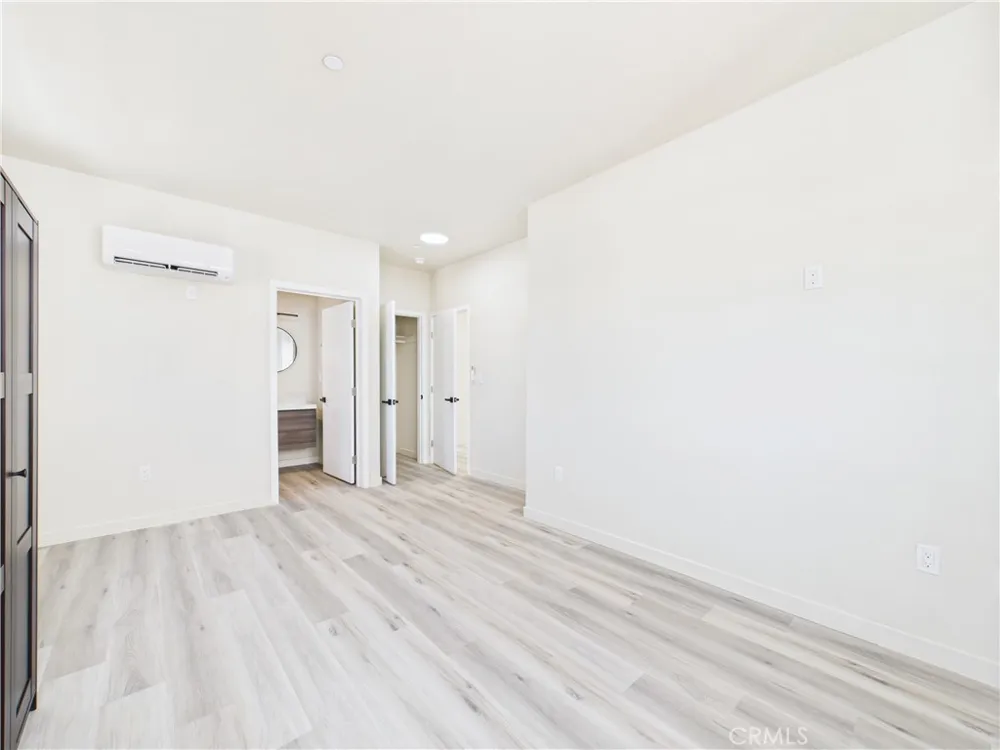 8457 Langdon North Hills, CA 91343