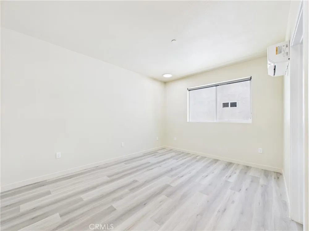 8457 Langdon North Hills, CA 91343