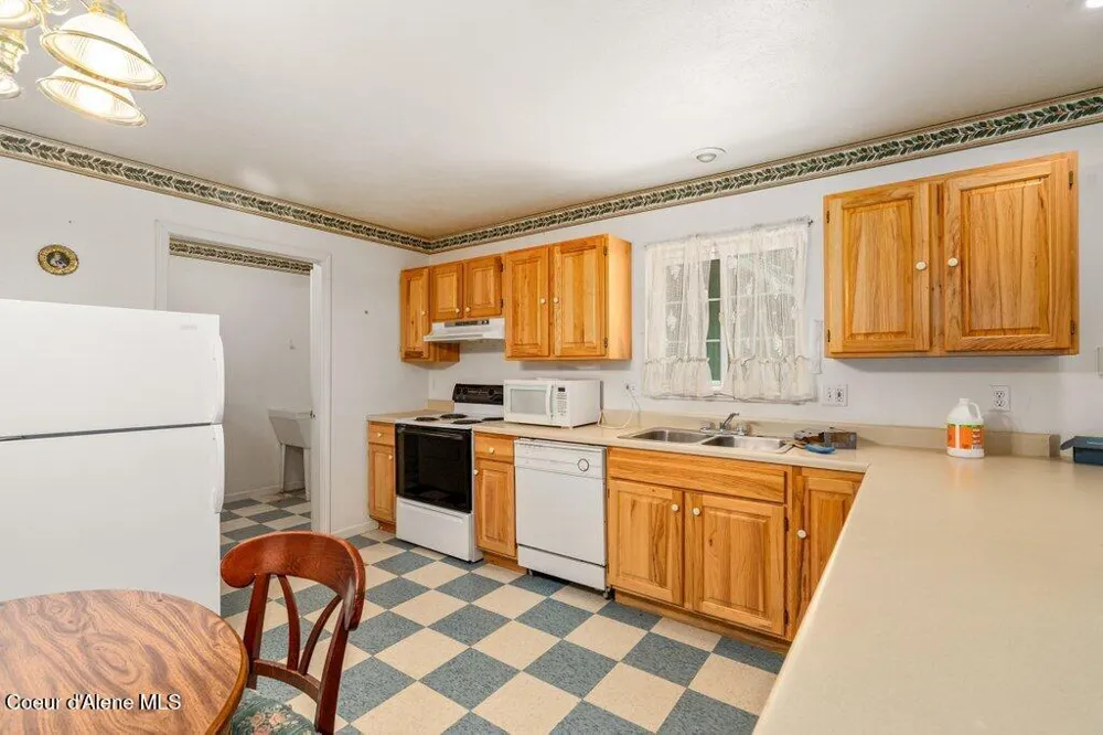 842 Eastriver Spur Priest River, ID 83856
