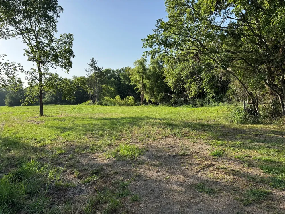 2109 Island Bonham, TX 75418