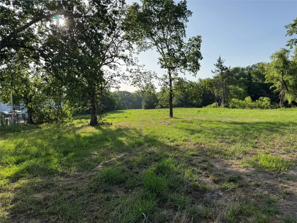 2109 Island Bonham, TX 75418