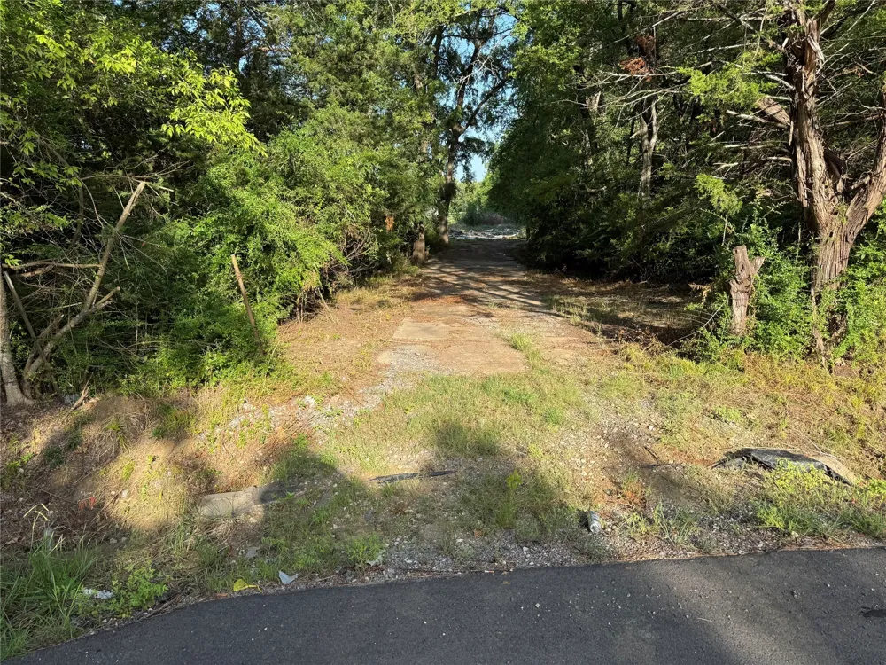 2109 Island Bonham, TX 75418