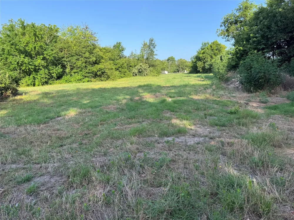 2109 Island Bonham, TX 75418