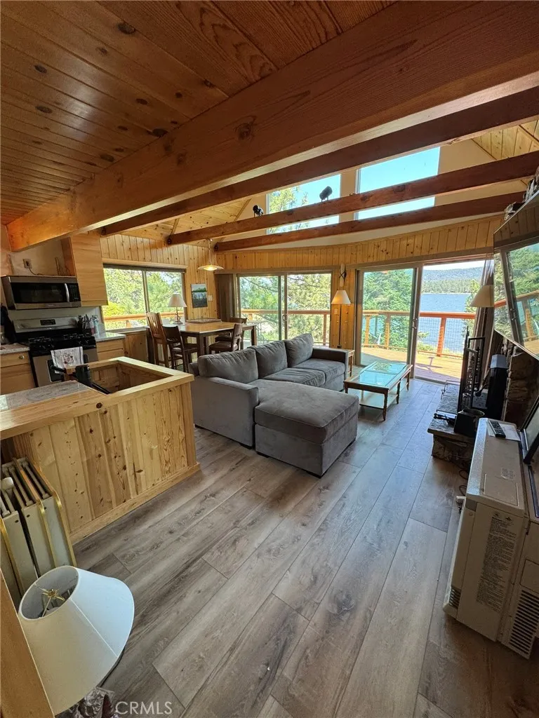 38532 Shore Drive Fawnskin, CA 92333