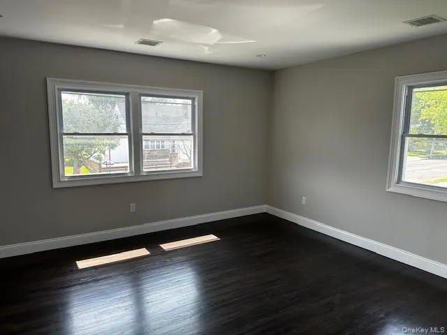 558 Oxford Road Cedarhurst, NY 11516